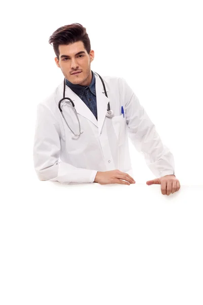 Médico masculino com camisa jeans sobre fundo isolado branco — Fotografia de Stock