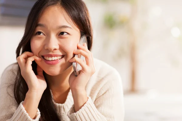 亚洲女人微笑在打电话时 — 图库照片