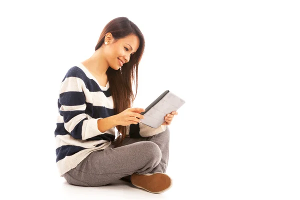 Menina asiática com tablet pc sobre fundo isolado branco — Fotografia de Stock