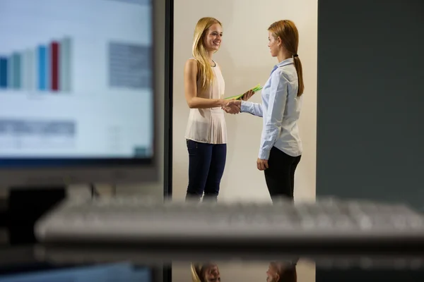 Two businesswomen in the office corridor — Stock Photo, Image