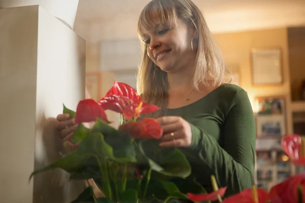 Ženské květinářství s její rostliny — Stock fotografie