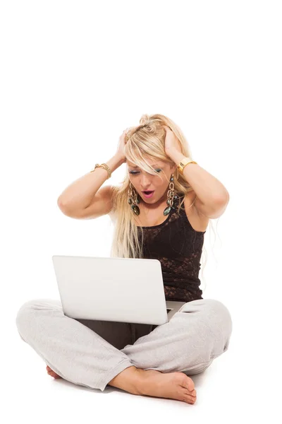 Vrouw zittend op de vloer met laptop — Stockfoto