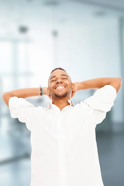 Homme afro-américain souriant — Photo