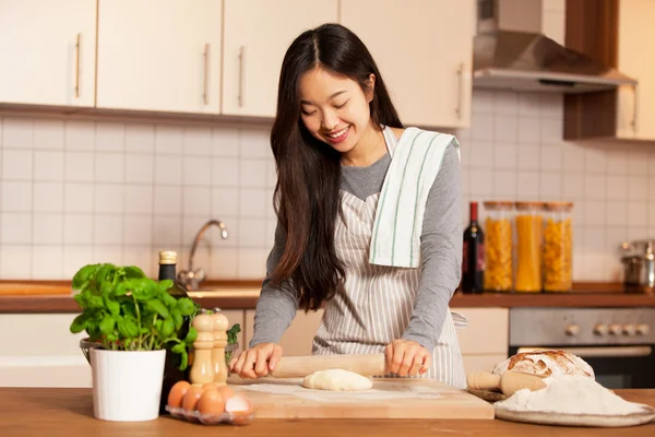 Женщина печет хлеб в своей домашней кухне — стоковое фото