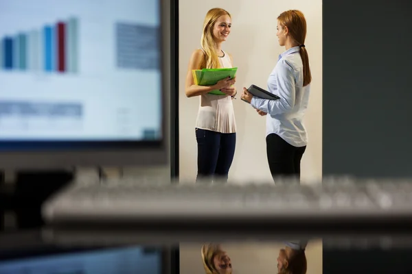 Two businesswomen are talking — Stock Photo, Image