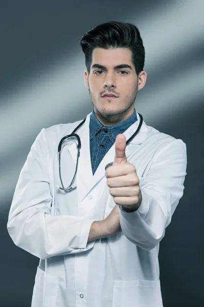 Läkare gör positiva tummen gest — Stockfoto