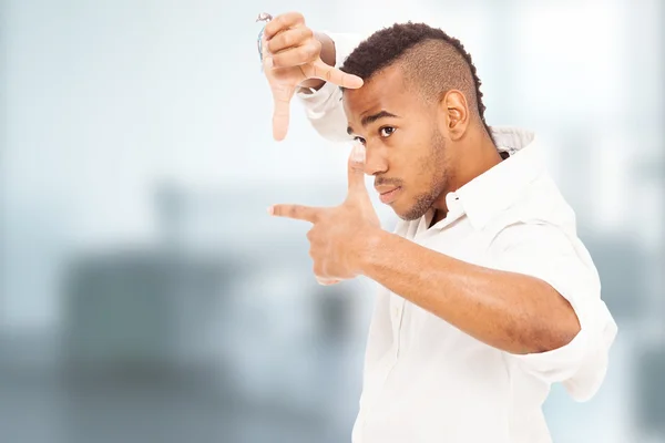 L'uomo africano si sta concentrando con le mani — Foto Stock