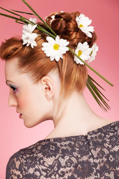 Mulher com maquiagem de verão e penteado — Fotografia de Stock