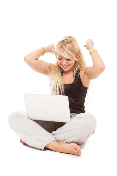 Frau sitzt mit Notizbuch auf dem Boden — Stockfoto