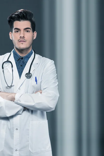 Allvarliga läkare med korsade händer — Stockfoto