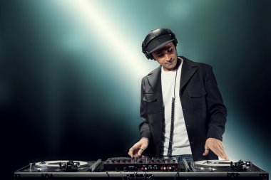 DJ parti yapıyor
