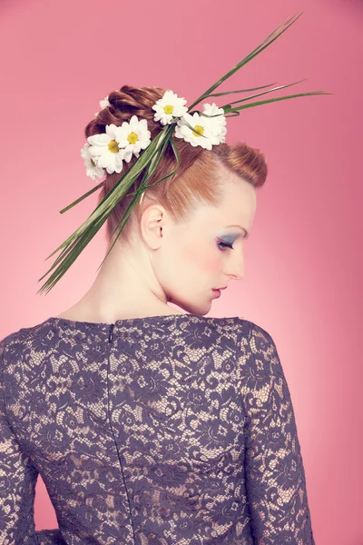 Femme aux cheveux roux avec un maquillage de printemps et une coiffure — Photo