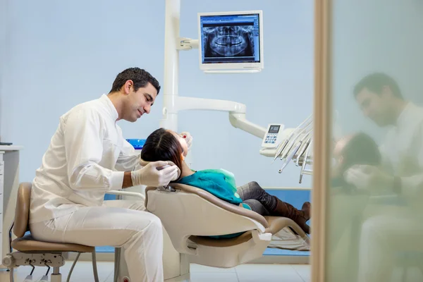 Il dentista sta prendendo un modello in gesso da un giovane paziente asiatico — Foto Stock