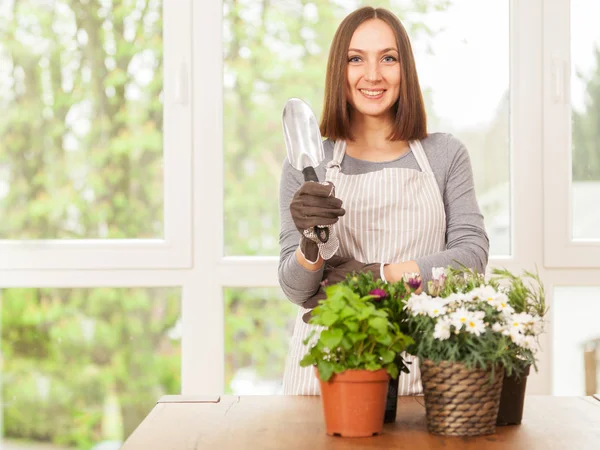 Женщина занимается садоводством дома — стоковое фото