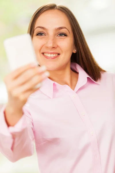Mulher com camisa rosa está fazendo uma selfie — Fotografia de Stock