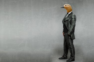 İşadamı ördek kafa ile