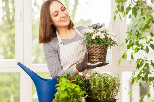 Donna che fa del giardinaggio a casa — Foto Stock