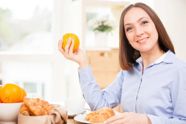 Businesswoman is having healthy breakfast — Stock Photo, Image