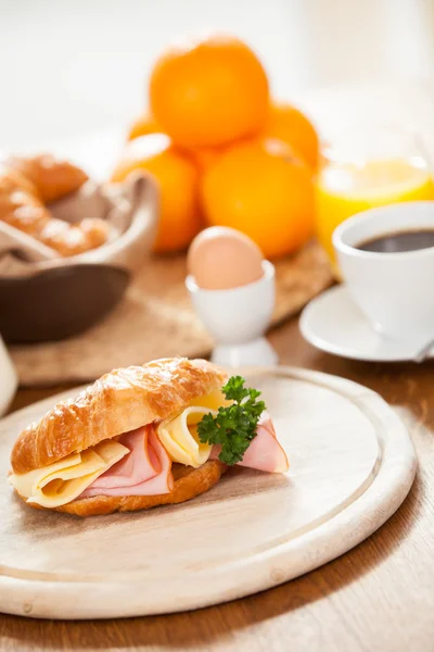 Delizioso croissant di prosciutto e formaggio — Foto Stock