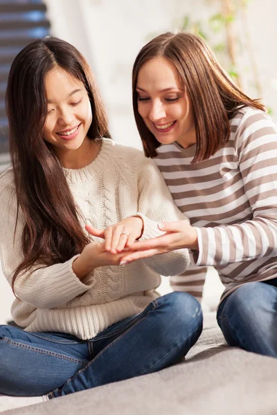 Asiatico donna è mostrando suo anello a un amico — Foto Stock