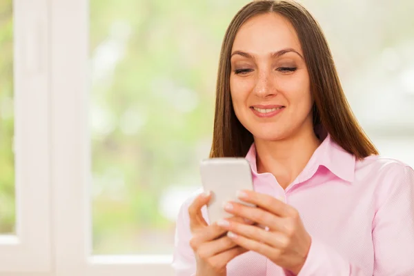 ビジネスの女性が彼女の携帯電話でメッセージを入力します。 — ストック写真
