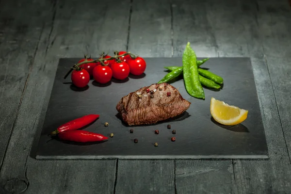 Delicious steak with vegetables — Stock Photo, Image