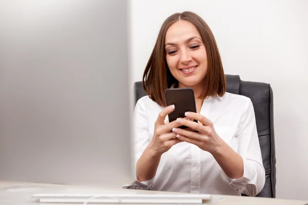 Businneswoman je psaní e-mail ze svého mobilního telefonu — Stock fotografie
