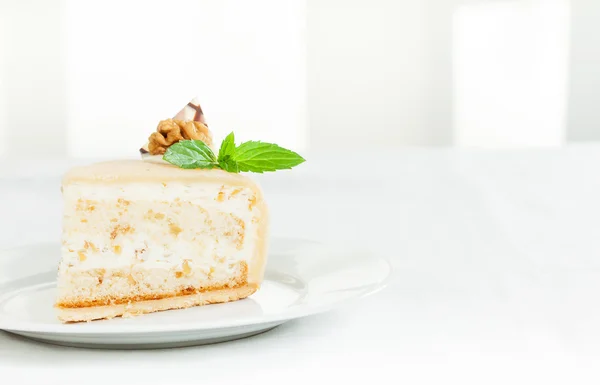 Delicioso bolo de creme de noz com folha de hortelã — Fotografia de Stock