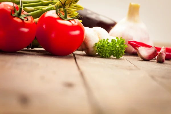 Барвисті овочі на столі — стокове фото