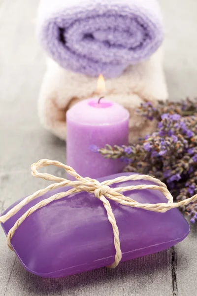 나무 테이블 위에 촛불, 라벤더 비누 — 스톡 사진