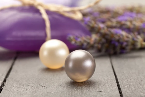 Perles de bain sur table en bois — Photo