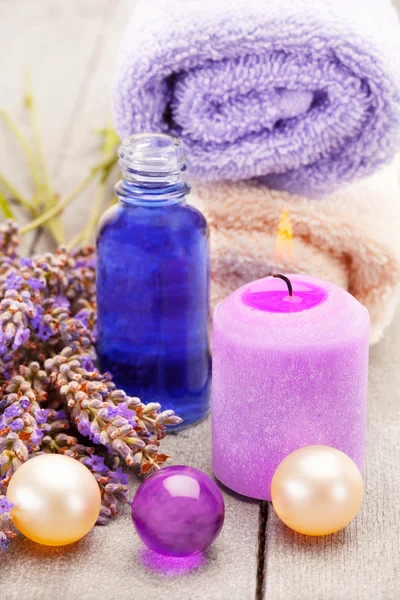 Lavendel olie en bad parels — Stockfoto