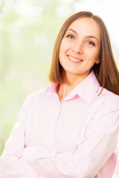 Mulher de negócios sorridente com uma camisa rosa — Fotografia de Stock