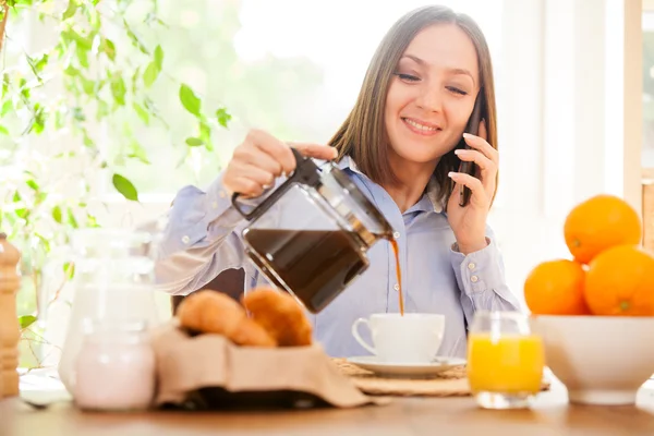 Mulher de negócios está tomando um café da manhã — Fotografia de Stock