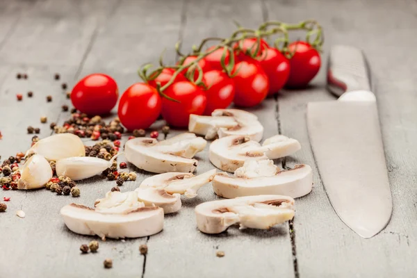 Szeletelt gombát és a fűszerek — Stock Fotó