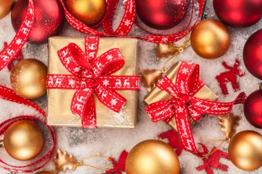 Noel hediyeleri ve süslemeler