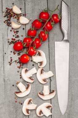 Dilimlenmiş mantar ve baharatlar