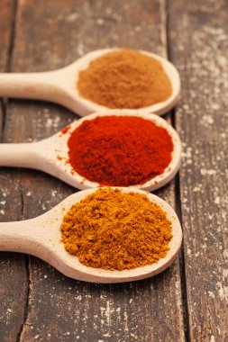 Ahşap masa üzerinde renkli baharat