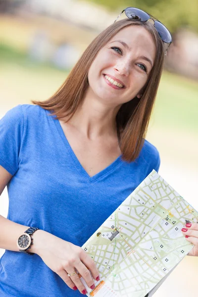 Tourist with a map — Stock Photo, Image