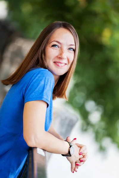 Portret van een lachende vrouw — Stockfoto