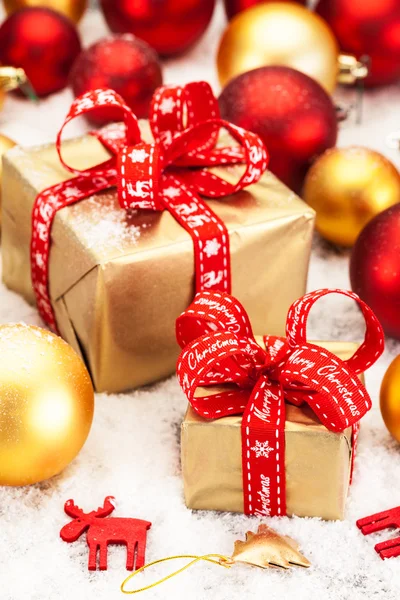 Karácsonyi ajándékokat, és dekorációk — Stock Fotó