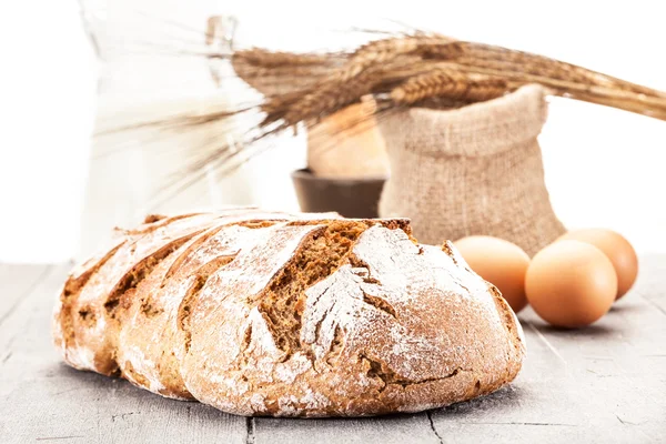 Pão de trigo e ingredientes — Fotografia de Stock