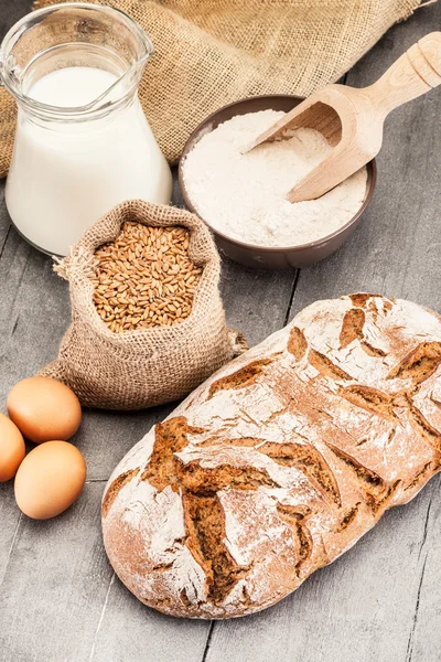 Pâine de grâu și ingrediente — Fotografie, imagine de stoc