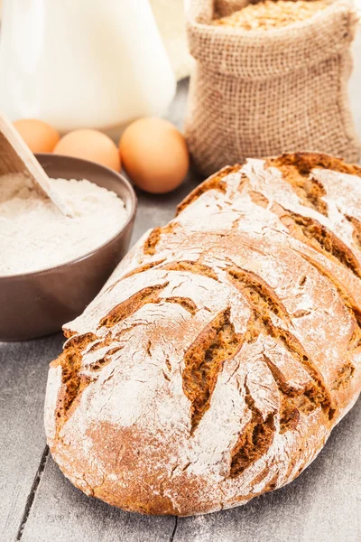 Chleb pszenny i składniki — Zdjęcie stockowe