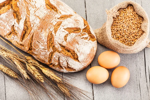 Wheat bread and ingredients — Stock Photo, Image