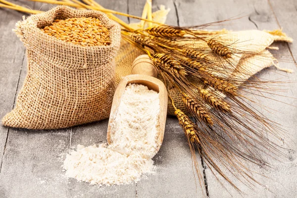 Cereali e farina di frumento — Foto Stock