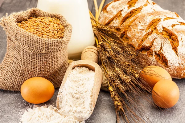 Wheat grains and flour — Stock Photo, Image