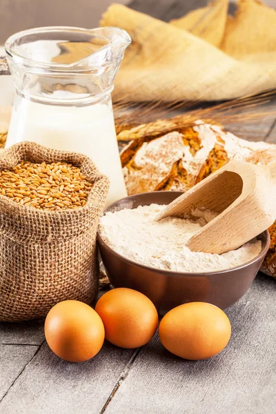 Wheat grains and flour — Stock Photo, Image
