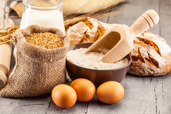 Wheat grains and flour — Stock Photo, Image