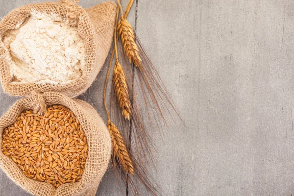 Cereale de grâu și făină — Fotografie, imagine de stoc